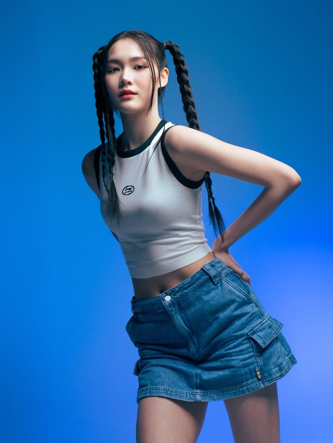 Bên ngoài sân thi đấu, Pitchamon thường xuyên xuất hiện với những outfit trẻ trung, năng động. (Ảnh: IGNV)