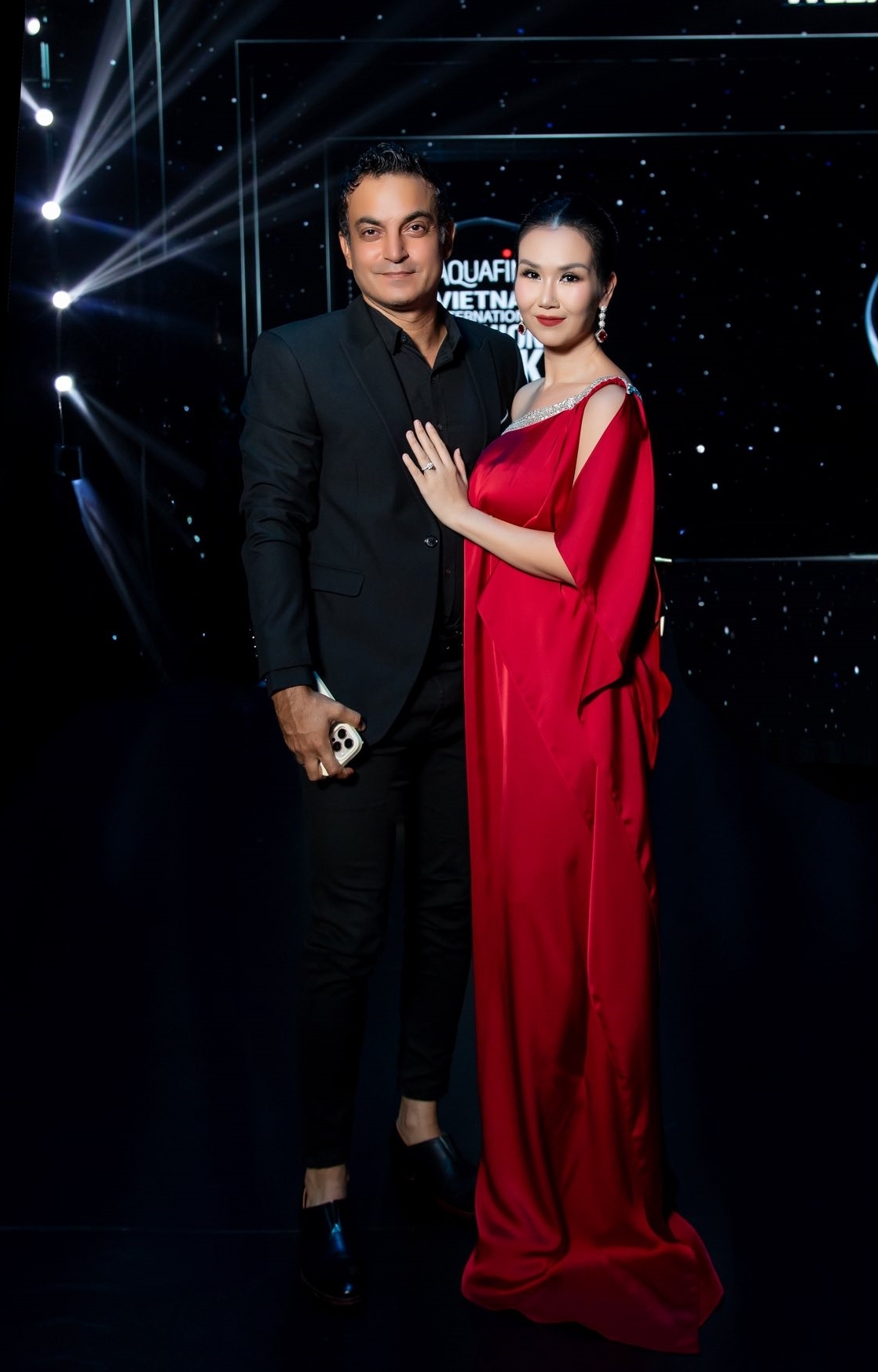 Chuyện tình vượt khác biệt văn hóa của vợ chồng Võ Hạ Trâm - 10