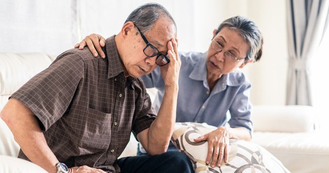 Khi về già, tuyệt đối đừng nhầm lẫn lòng tham vặt với sự tiết kiệm. Đừng vì những cái lợi nhỏ mà làm mất đi mối quan hệ tốt đẹp với con cái. Ảnh minh hoạ