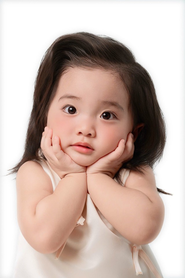 Con gái út nhà Khánh Thi - Phan Hiển đáng yêu như thiên thần ở tuổi lên 2 - 3