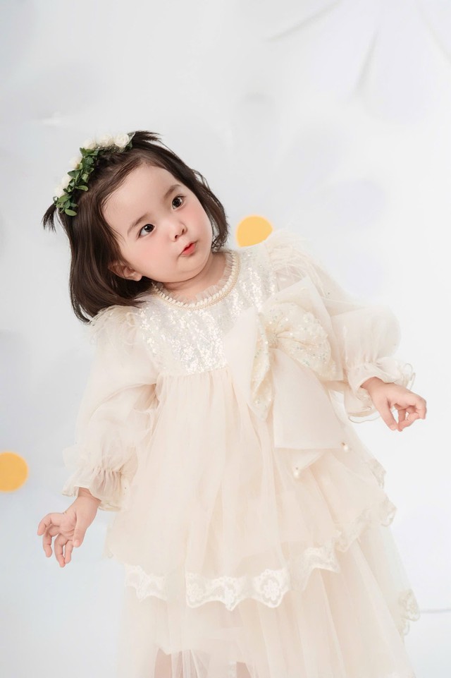Con gái út nhà Khánh Thi - Phan Hiển đáng yêu như thiên thần ở tuổi lên 2 - 4