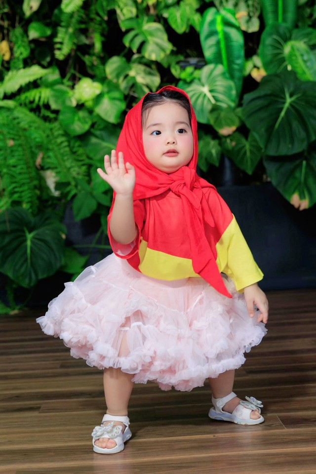 Con gái út nhà Khánh Thi - Phan Hiển đáng yêu như thiên thần ở tuổi lên 2 - 7