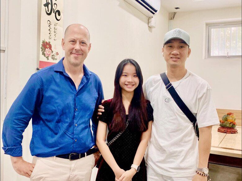 MC Thành Trung chụp cùng Yvain De Bake và con gái.