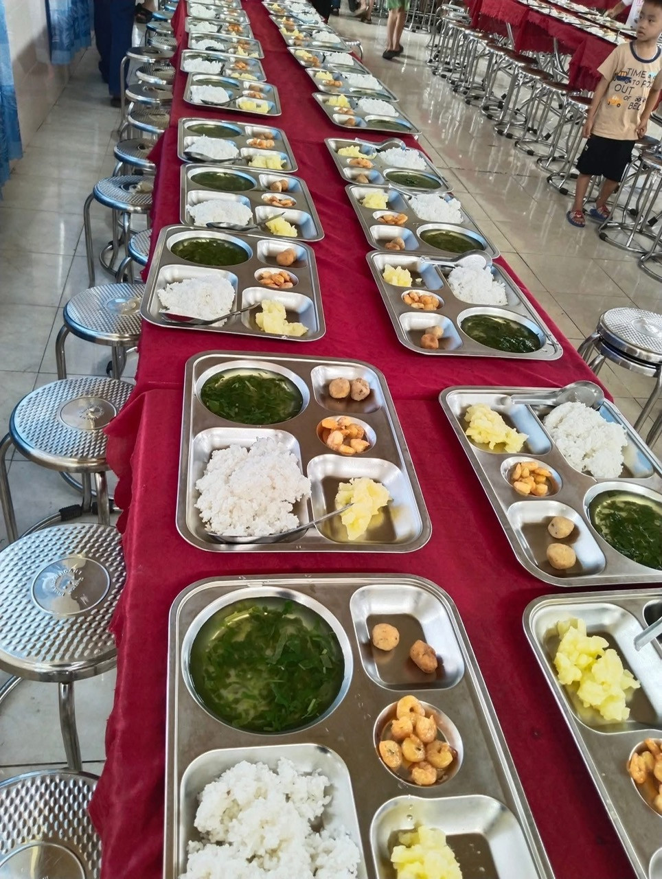Hình ảnh bữa ăn bán trú tại Trường Tiểu học Vũ Quang khiến nhiều phụ huynh và cộng đồng mạng bất ngờ, khen ngợi. Ảnh: CTV