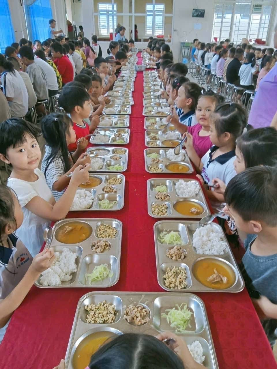 Hình ảnh suất ăn bán trú 15.000 đồng của học sinh miền núi Hà Tĩnh gây amp;#39;bãoamp;#39; mạng - 2