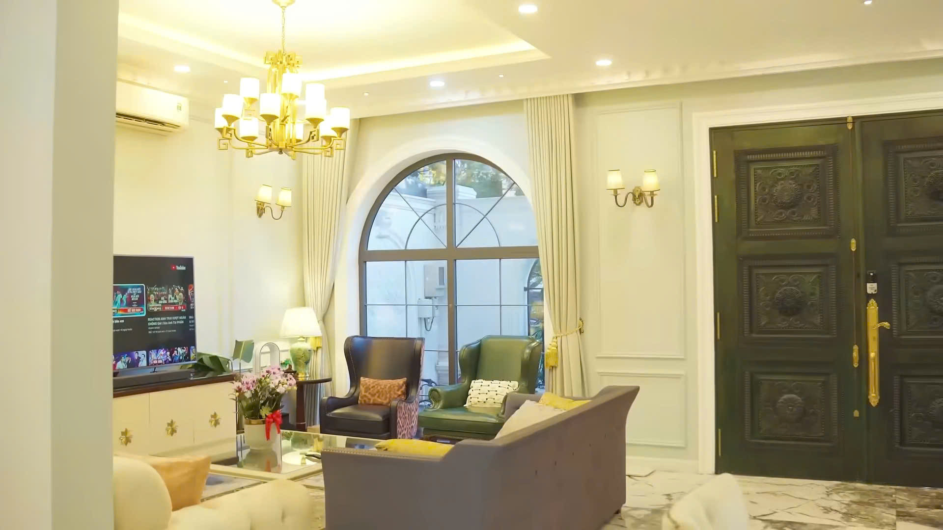 Phòng khách là nơi gia đình 3 thế hệ nhà Đăng Khôi quây quần xem TV, trò chuyện, hỏi han nhau mỗi tối. Trên nền màu ghi chủ đạo luôn có một số nội thất, kết cấu màu lục thanh nhã, tạo cảm giác thư giãn, dễ chịu. 