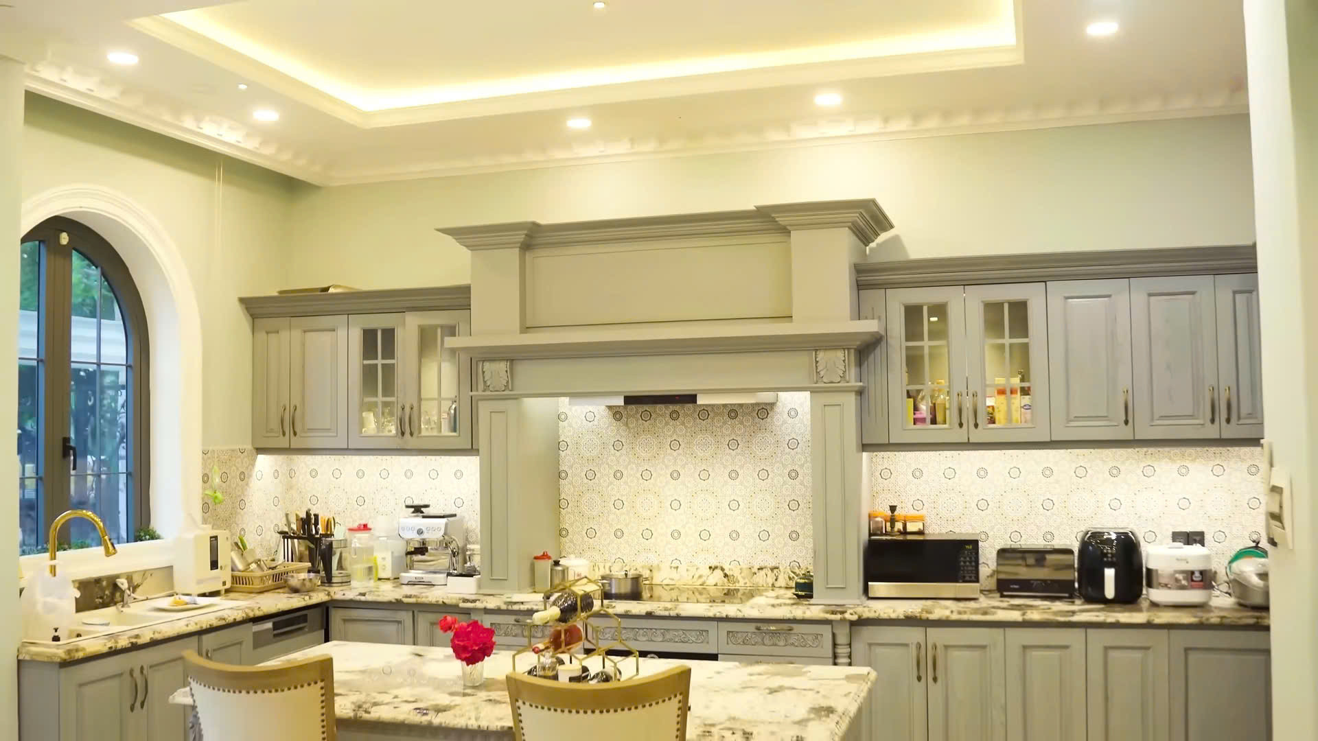 Toàn bộ ngôi nhà được thiết kế theo ý tưởng của Đăng Khôi, trừ căn bếp là nơi sáng tạo độc quyền của bà xã - chị Thủy Anh. Chị tranh căn bếp vì tin đây là trái tim của ngôi nhà, nơi giữ lửa hạnh phúc cho gia đình. 