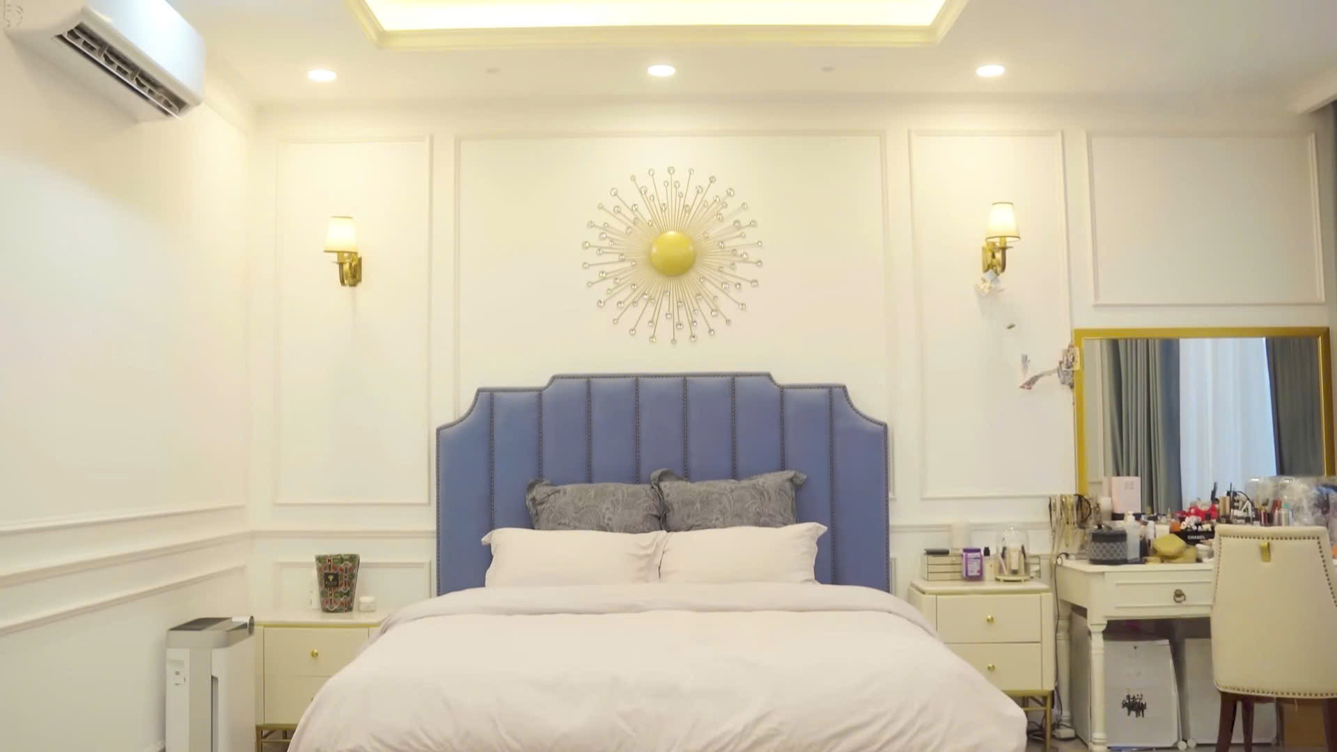 Phòng ngủ của vợ chồng Đăng Khôi được trang trí theo sở thích của Thủy Anh. Ngoài phòng ngủ cho từng thành viên trong gia đình, ca sĩ còn để dành 1 phòng nhỏ cho khách. 