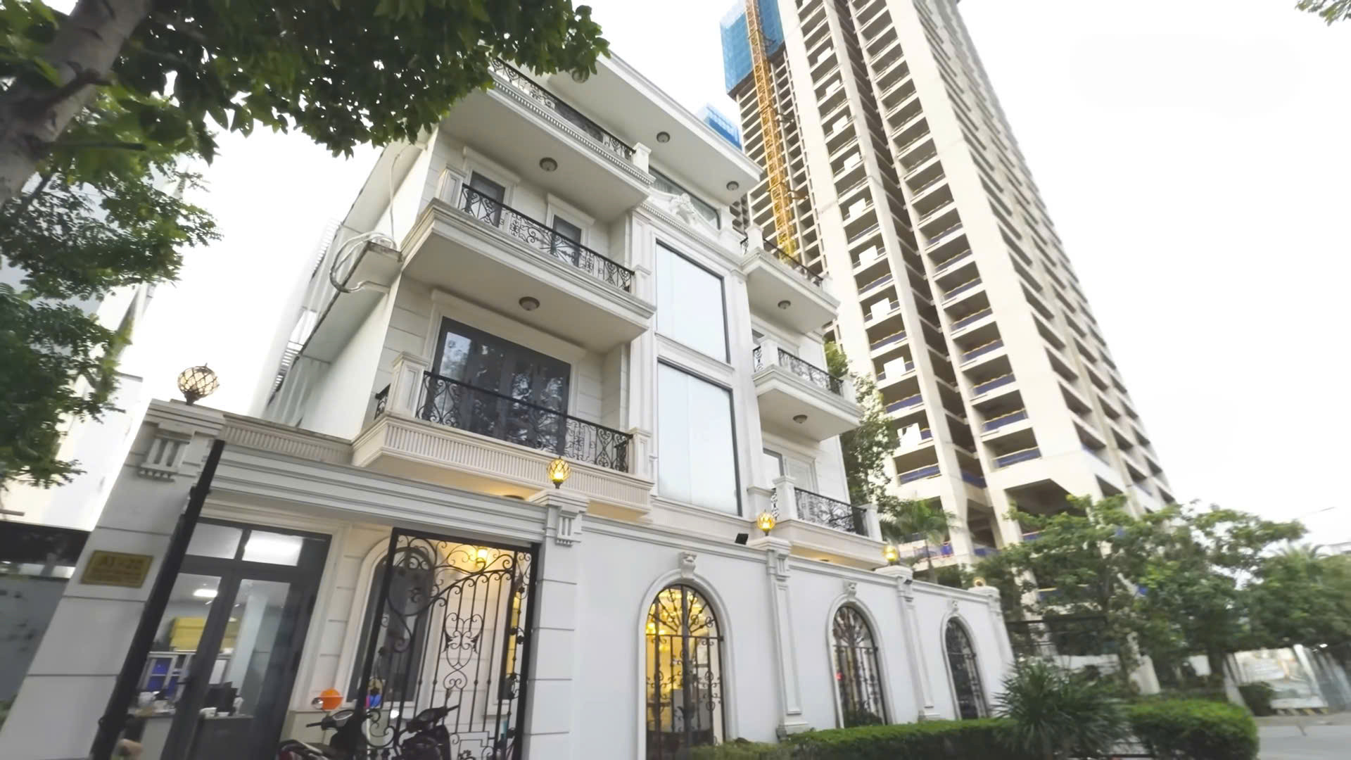 Ca sĩ Đăng Khôi cùng vợ và 3 con ngụ tại Quận 7, TPHCM từ năm 2018. Căn biệt thự 3 tầng nằm trên diện tích đất khoảng 212m2, vị trí lô góc của một khu dân cư sang trọng với 2 mặt tiền, các phòng đều có hướng đón nắng.  