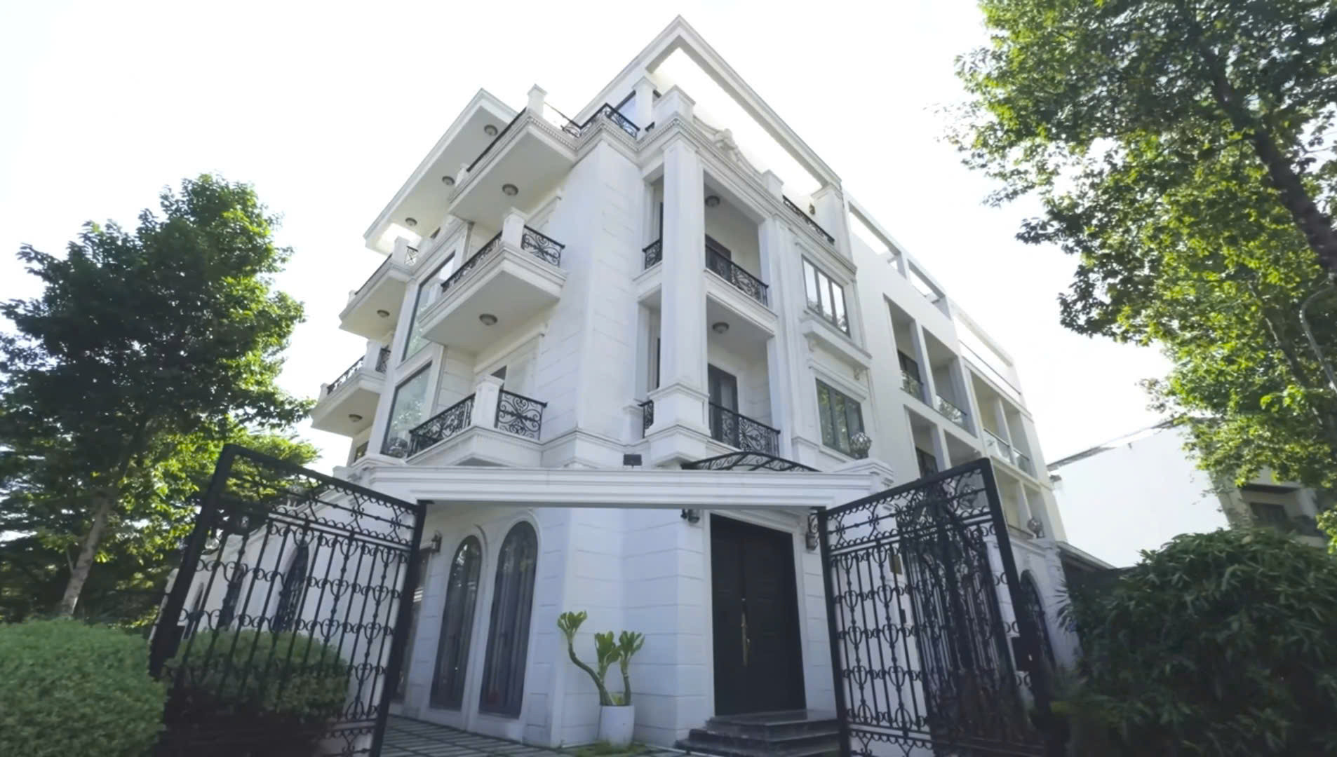 Không gian xung quanh thoáng đãng, yên tĩnh, nhiều cây xanh và có con sông nhỏ vòng quanh. Trước nhà, Đăng Khôi tự tay trồng nhiều cây như: đại tướng quân, phát tài núi... 