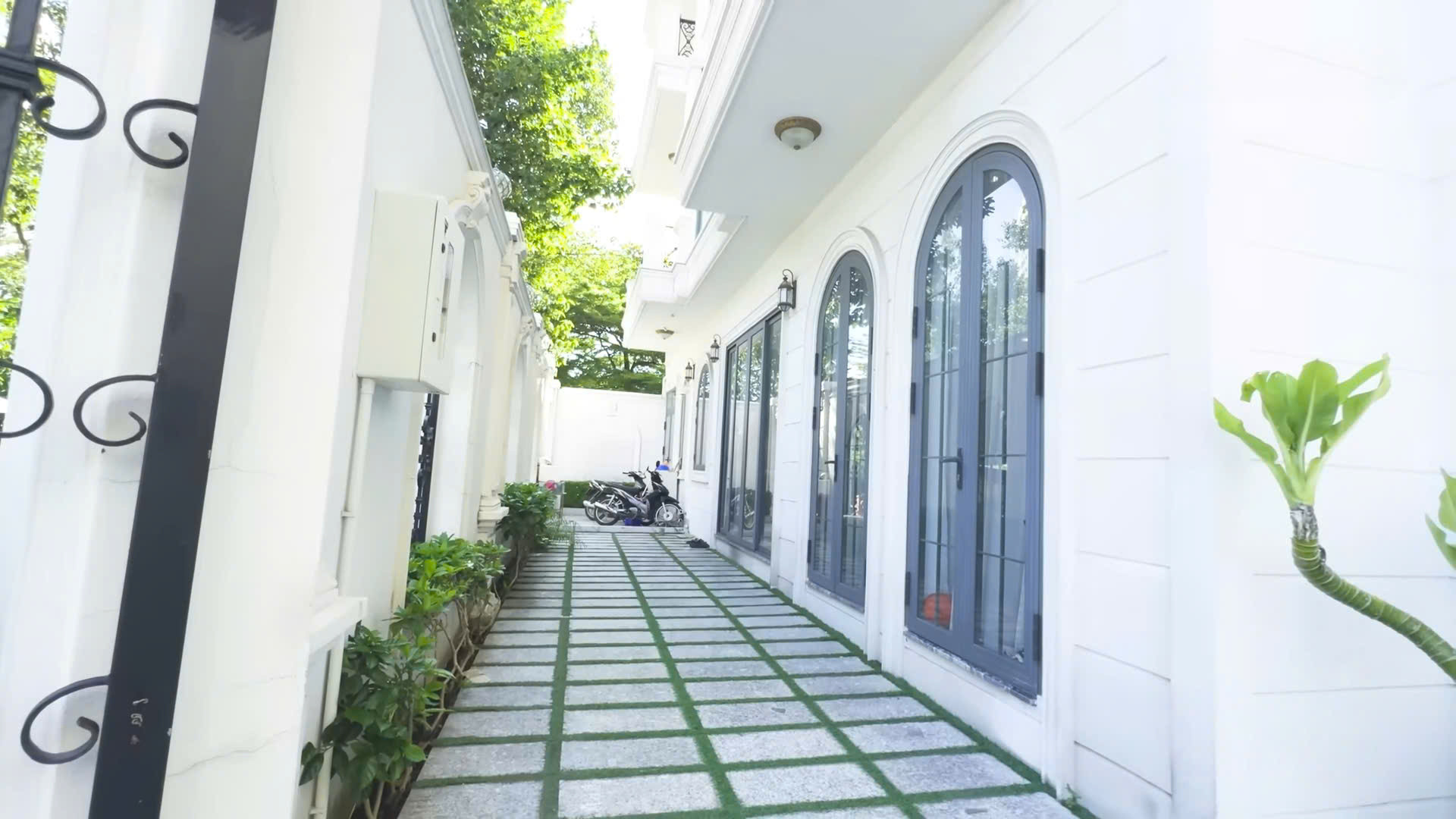 Ngôi nhà theo phong cách tân cổ điển. Lối đi rộng lớn có thể đỗ hàng chục chiếc xe máy hoặc tổ chức tiệc BBQ.