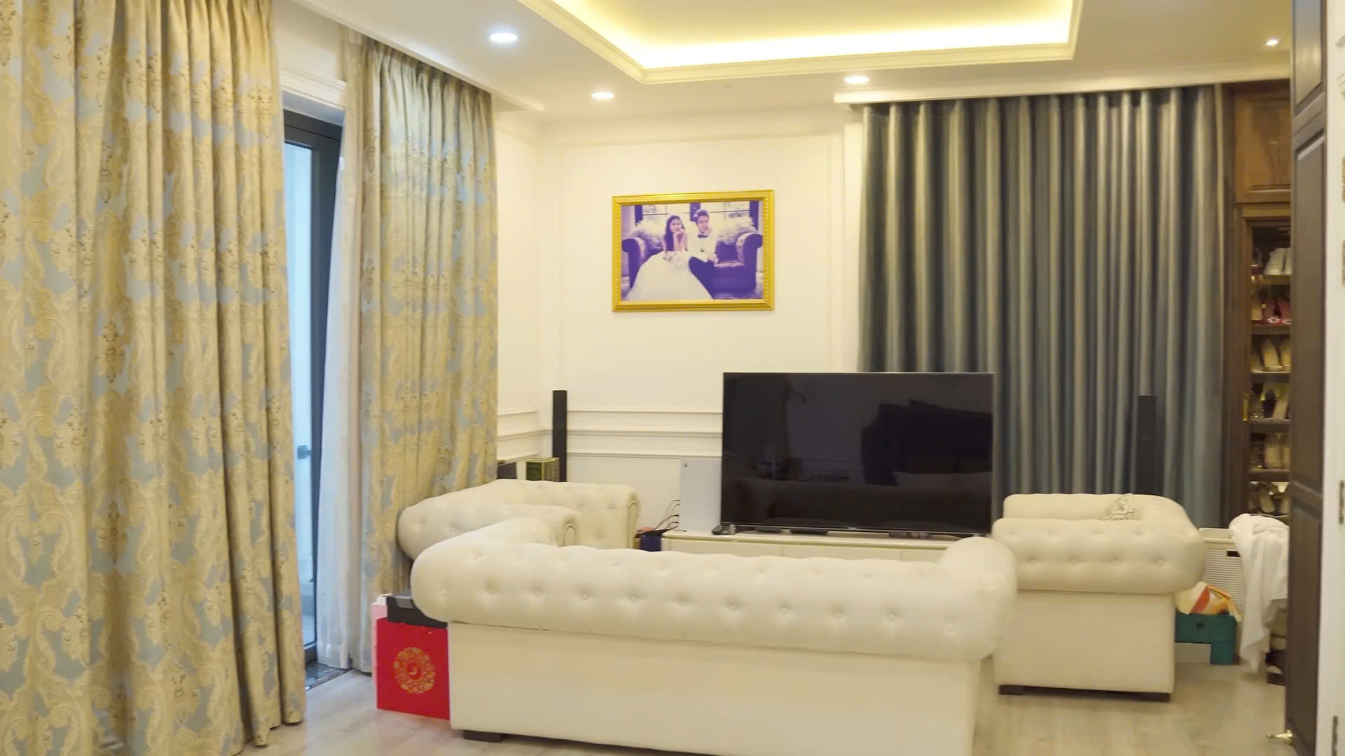 Phòng ngủ của vợ chồng Đăng Khôi được ví như hạng phòng deluxe ở khách sạn với đầy đủ tiện nghi và view đẹp hướng sông. 