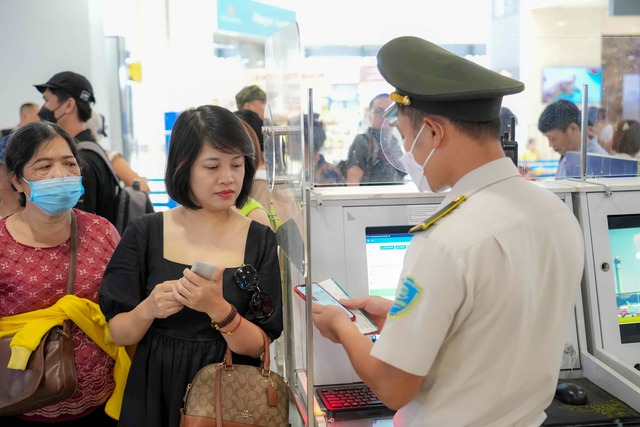 Sử dụng sinh trắc học điện tử, ứng dụng VNeID toàn trình tại tất cả sân bay từ tháng 10/2025.