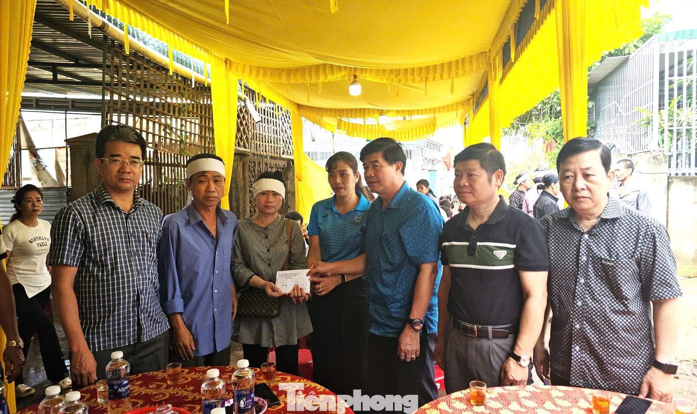 Ông Nguyễn Thiên Văn (thứ 3 bên phải) - Phó Chủ tịch UBND tỉnh Đắk Lắk, trao hỗ trợ cho người thân các nạn nhân.