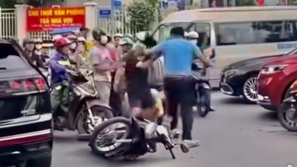 Tài xế ô tô liên tiếp đánh vào mặt người đàn ông lớn tuổi đi xe máy trên đường phố. Ảnh cắt từ clip