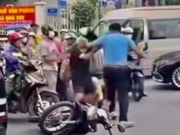 Tài xế ô tô hành hung người lớn tuổi sau va chạm giao thông ở trung tâm TP.HCM
