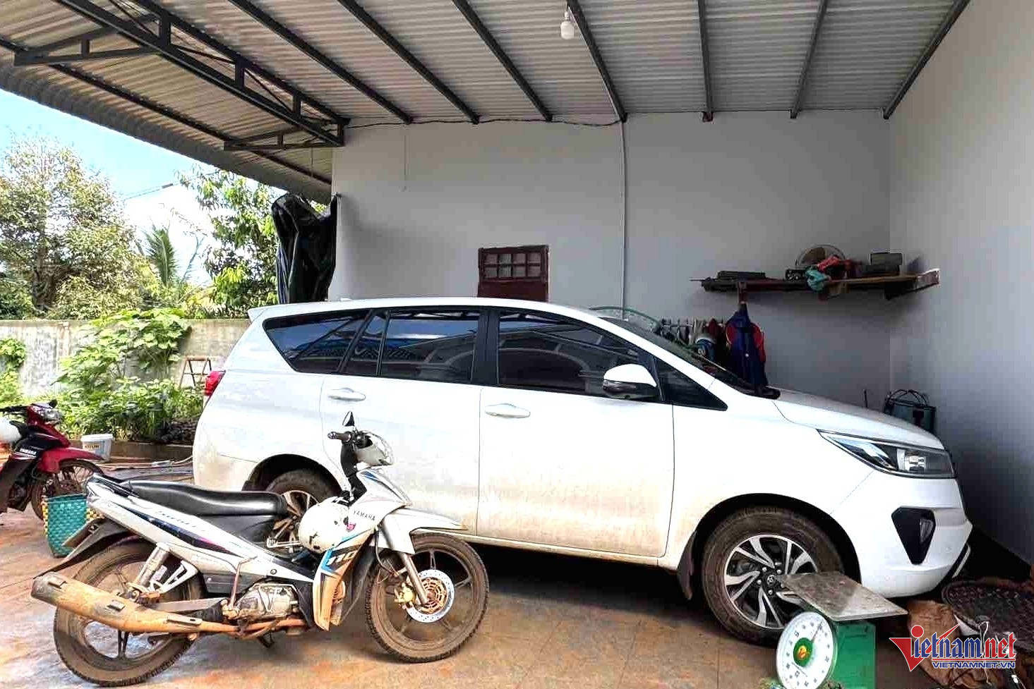 Nhiều người dân buôn Jung 2 đã mua ô tô. Ảnh: Hải Dương