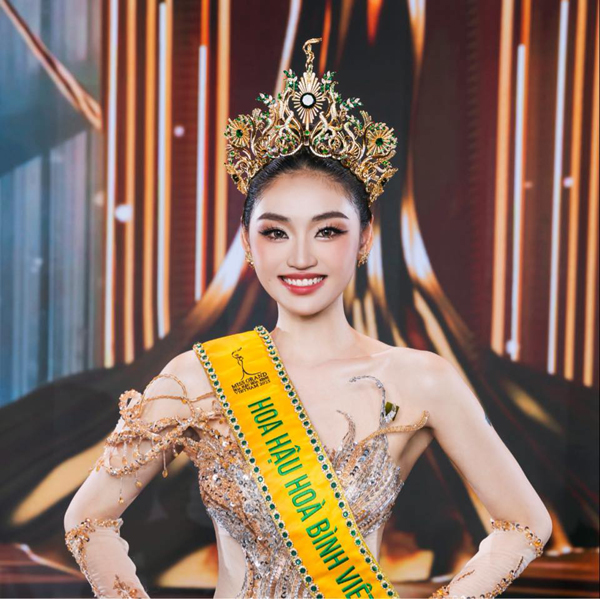 Nguyễn Thị Yến Nhi là cái tên hot nhất đêm 14/9, khi cô chính thức trở thành chủ nhân vương miện Miss Grand Việt Nam 2025 (Hoa hậu Hòa bình Việt Nam). Người đẹp sinh năm 2004 đến từ Đắk Lắk. Cô gái trẻ này sở hữu số đo hình thể hoàn hào với: chiều cao 1,72 m, số đo ba vòng lần lượt là 81-64-92 cm.