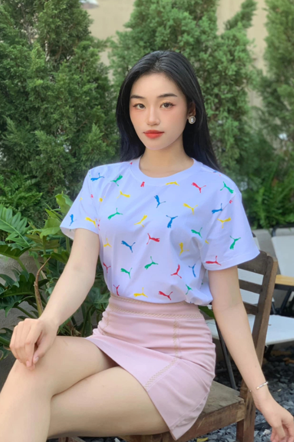 Ở những sự kiện đòi hỏi sự thanh lịch và nền nã, tân hoa hậu chọn chân váy bó sát cùng áo thun sáng màu.