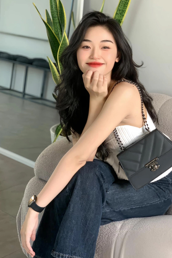 Khi đi chơi cùng bạn bè, Nguyễn Thị Yến Nhi sang chảnh với túi xách Chanel, quần jeans và áo trắng cúp ngực.