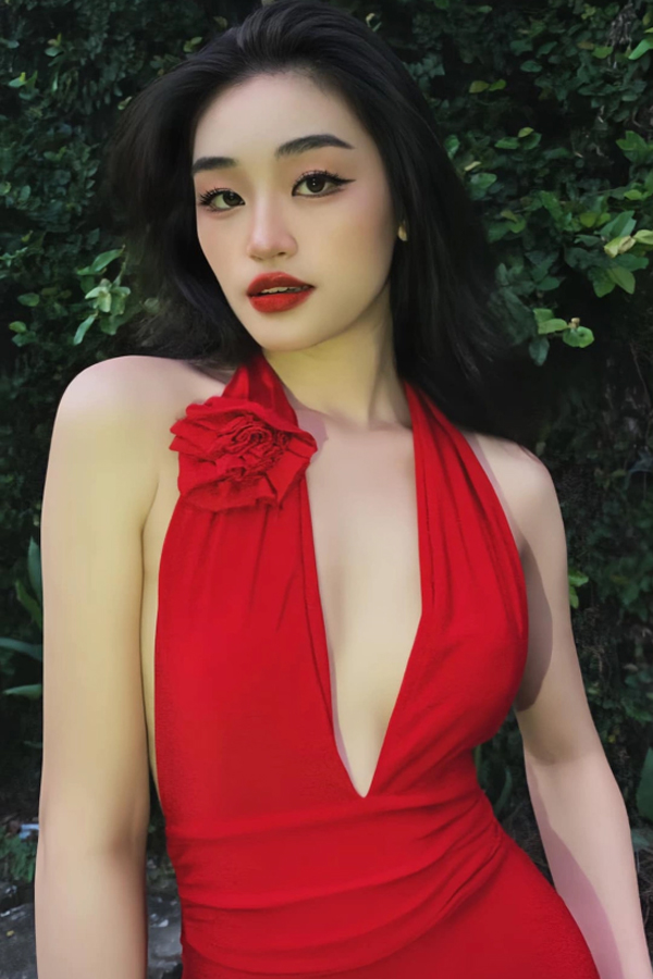 Có đôi lúc, Nguyễn Thị Yến Nhi hóa bông hồng rực rỡ với đầm đỏ cut-out khoe vòng một nóng bỏng.