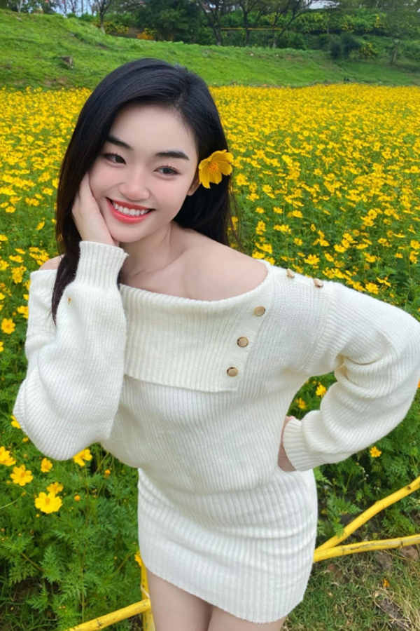 Hoặc đơn giản khi đi du lịch, cô diện váy len bó sát khoe chân dài cùng bờ vai thon nuột nà.