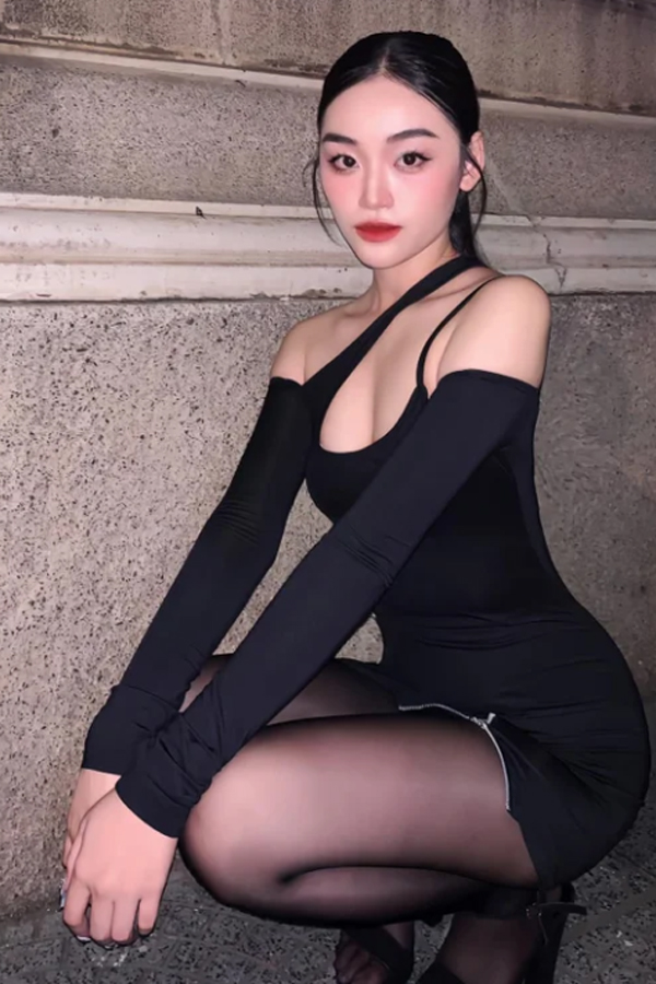 Hoặc khi đi chơi tối, người đẹp 2k4 hóa cô nàng sexy với đầm đen bó sát mix tất chân đồng màu. Với lợi thể vóc dáng căng tràn sức sống, Nguyễn Thị Yến Nhi được coi là fashionista trong giới trẻ.