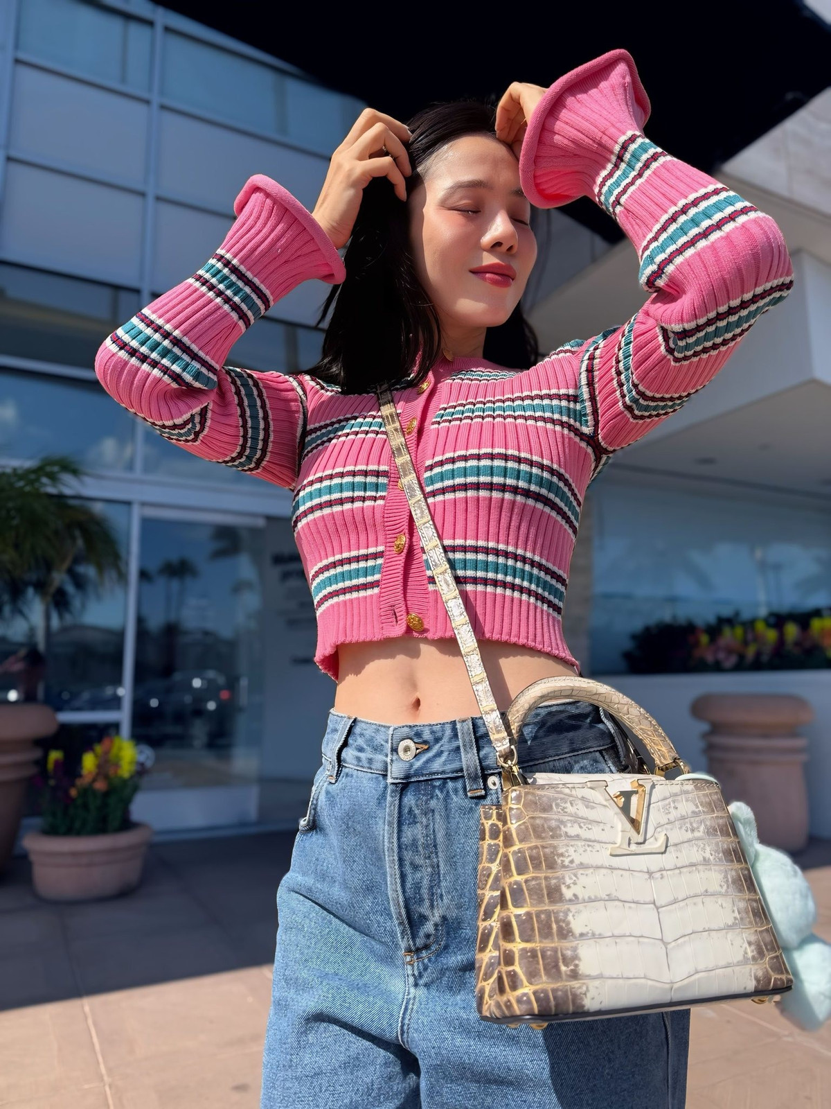 Một điểm nổi bật khác khiến Lệ Quyên luôn “ăn hình” dù trang điểm nhẹ hay để mặt mộc chính là làn da căng bóng, mịn màng.