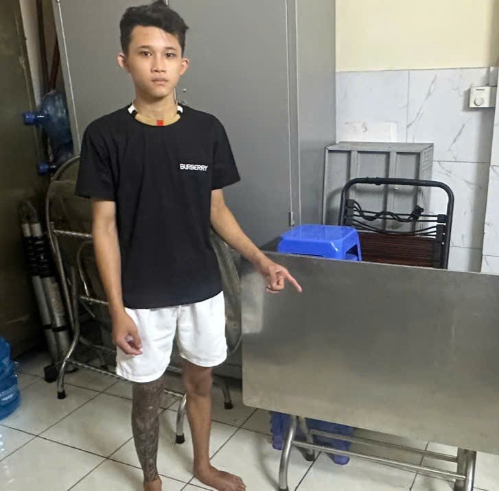 Công an tạm giữ chiếc bàn là tang vật trong vụ việc. Ảnh: CA