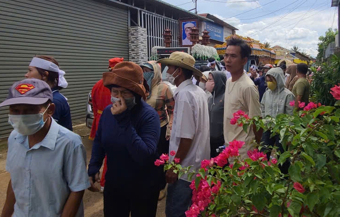 Trong dòng người tiễn đưa các nạn nhân vụ thảm án có cả những người không quen biết