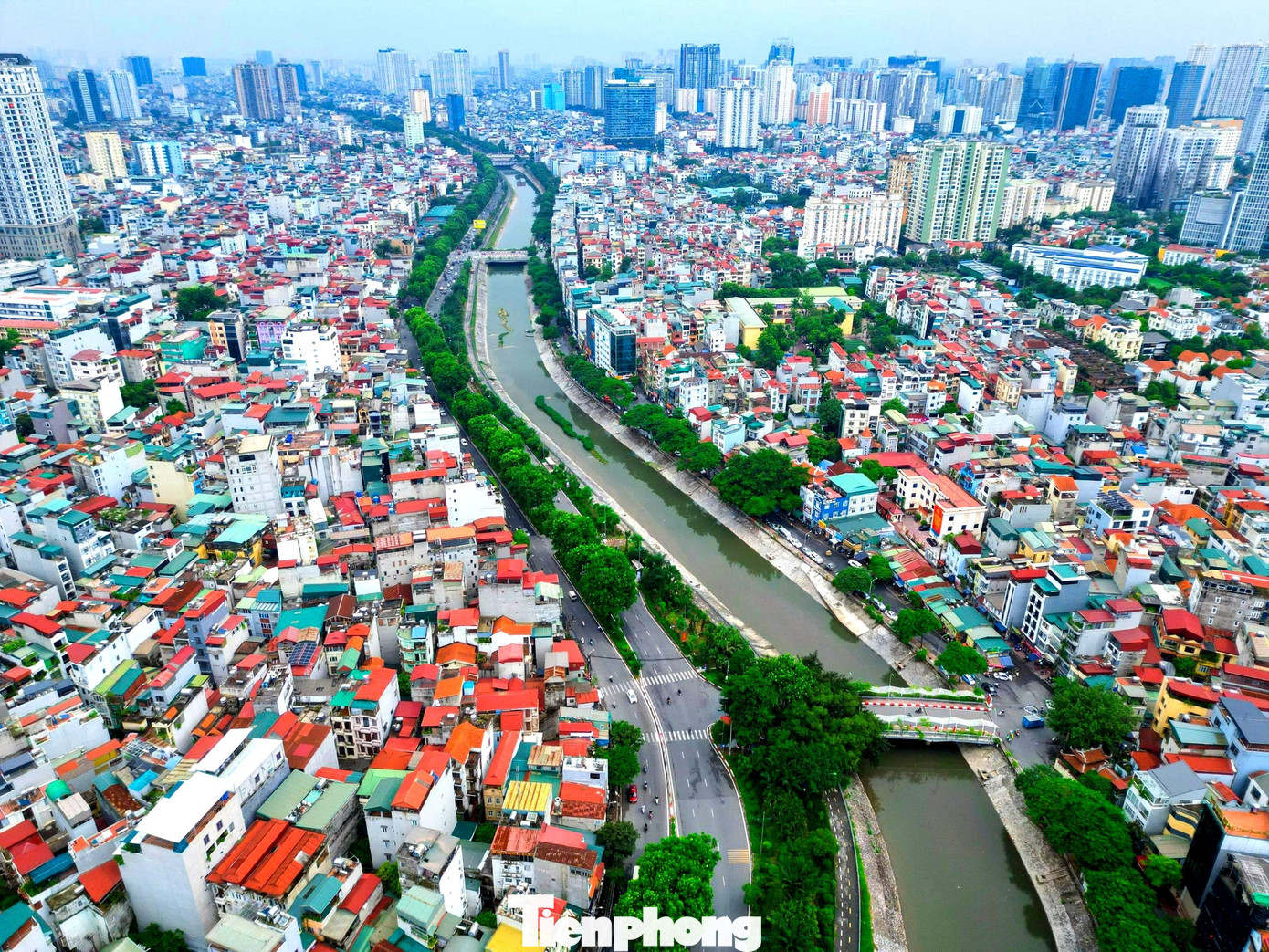Sông Tô Lịch (Hà Nội) có chiều dài hơn 14km, bắt nguồn từ phường Tây Hồ và đổ ra sông Nhuệ. Sông Tô Lịch chảy qua các phường trung tâm của Hà Nội, hai bên là các khu dân cư, phần vỉa hè và đường giao thông.