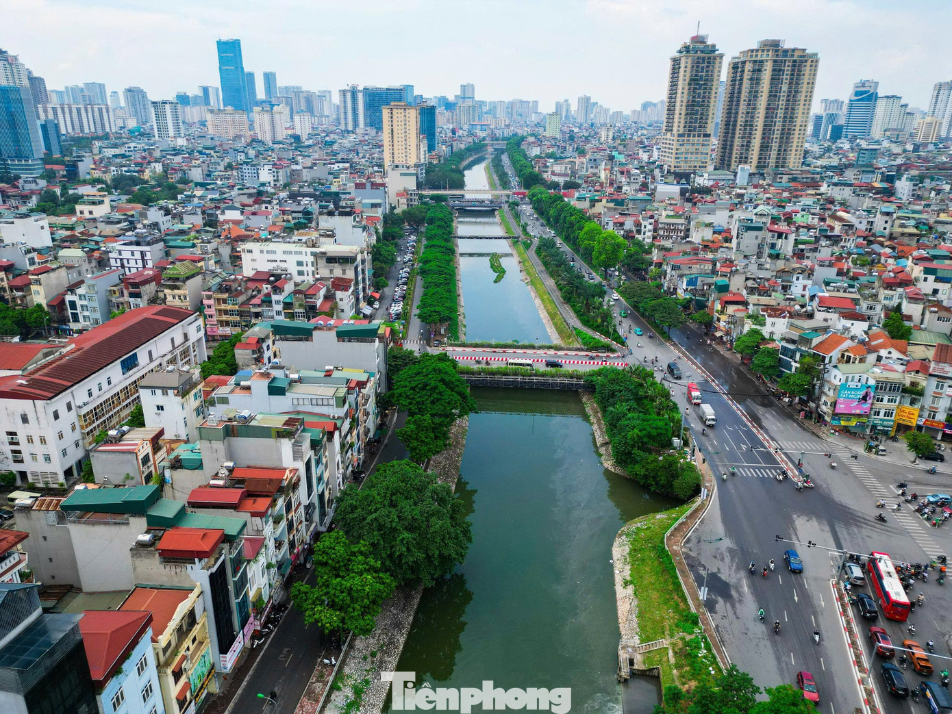 Hiện tại đường giao thông thoáng đãng dọc sông, không có hộ dân hay công trình cần di dời nếu thực hiện dự án. Đối với hạng mục chỉnh trang hai bên bờ sông Tô Lịch, Ban Nông nghiệp Hà Nội đã hoàn thành 19 vị trí thuộc các đoạn tuyến từ Cầu Giấy đến cầu Hòa Mục (đường Láng Hạ - Lê Văn Lương) trong phạm vi được bàn giao và đã mời các bên kiểm tra bàn giao.