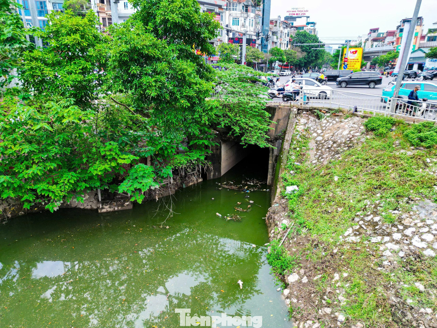 Hiện tại, dòng chảy sông Tô Lịch (Hà Nội) sau khi được bổ cập nước, màu nước đã cải thiện, không còn đen đặc như trước.