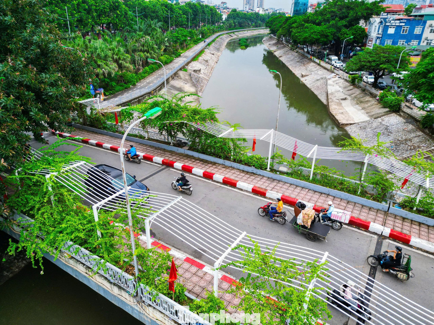 Ngày 9/9, tuyến ống riêng dẫn nước từ hồ Tây về đầu sông Tô Lịch dài 1,5km đã cơ bản hoàn thành. Nước từ hồ Tây chính thức được bổ cập để hồi sinh sông Tô Lịch.