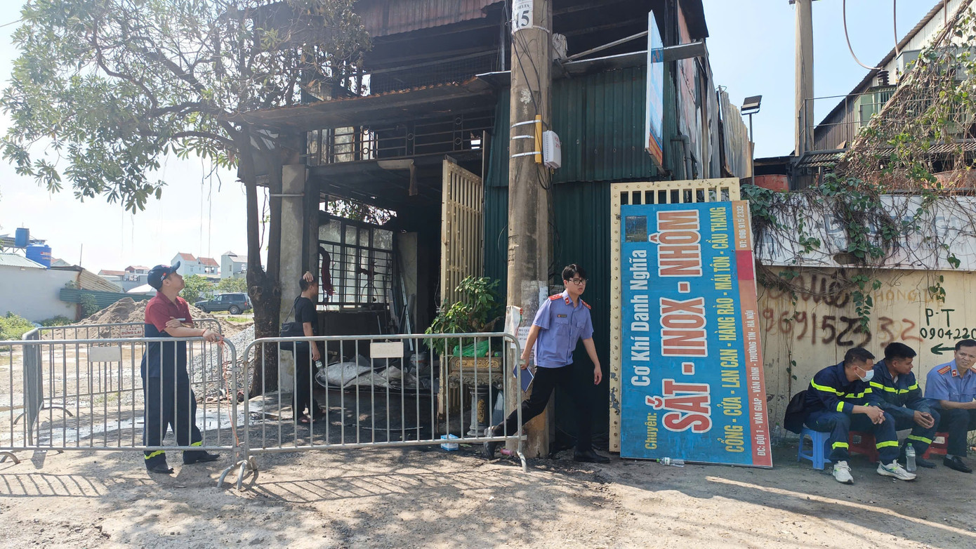 Các nạn nhân là hai người lớn tên N. và H., cùng 2 bé gái, một bé 6 tháng tuổi, một bé 5 tuổi. Nguyên nhân vụ cháy đang được điều tra làm rõ. (Ảnh: Thanh Hà)