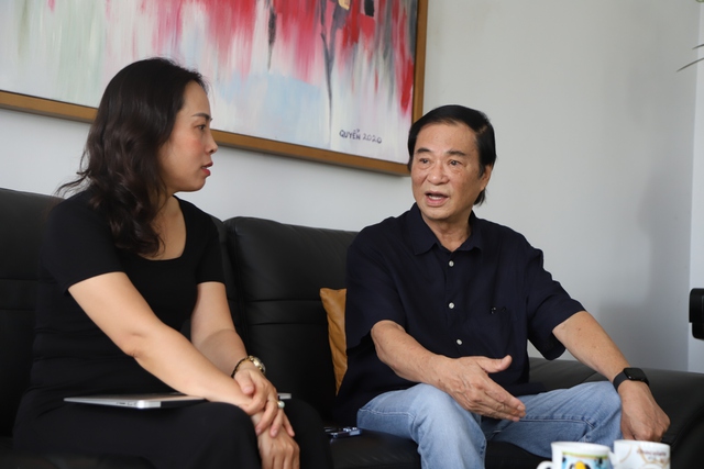 NSND Khải Hưng trò chuyện cùng phóng viên GĐamp;XH. Ảnh: Văn Hiền