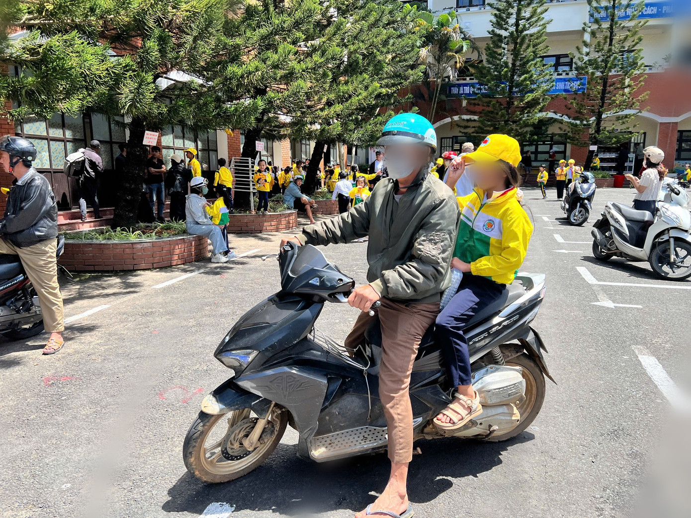 Phụ huynh chở học sinh về nhà.