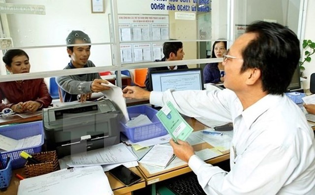 Mua bảo hiểm xã hội tự nguyện, người tham gia được hưởng các quyền lợi khi về già. Ảnh minh họa: TL