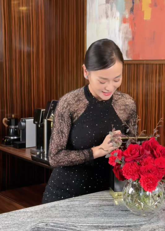 Nữ diễn viên Phương Oanh không chỉ nổi tiếng với tài năng diễn xuất mà còn gây ấn tượng mạnh mẽ với những khoảnh khắc nấu nướng đời thường trên mạng xã hội. Trong các clip nấu ăn của mình, bên cạnh những món ăn ngon miệng và đẹp mắt, người xem còn phải trầm trồ trước những bình hoa tươi thắm được cô khéo léo cắm trong không gian sống.