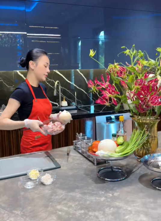 Để trang trí lọ hoa trong bếp, bạn nên chọn vị trí phù hợp như trên bàn bếp, bệ cửa sổ, hoặc treo tường, và cân nhắc sử dụng cả hoa thật lẫn hoa giả tùy theo sở thích và không gian. Hãy chọn bình hoa có kiểu dáng và chất liệu phù hợp với phong cách bếp, ví dụ bình thủy tinh đặt hướng Bắc, hoặc lọ gốm sứ đặt hướng Đông Bắc, Tây Nam để mang lại vận khí tốt. Nếu để ý từng lọ hoa trong bếp sẽ thấy Phương Oanh rất cầu toàn, kỹ tính.