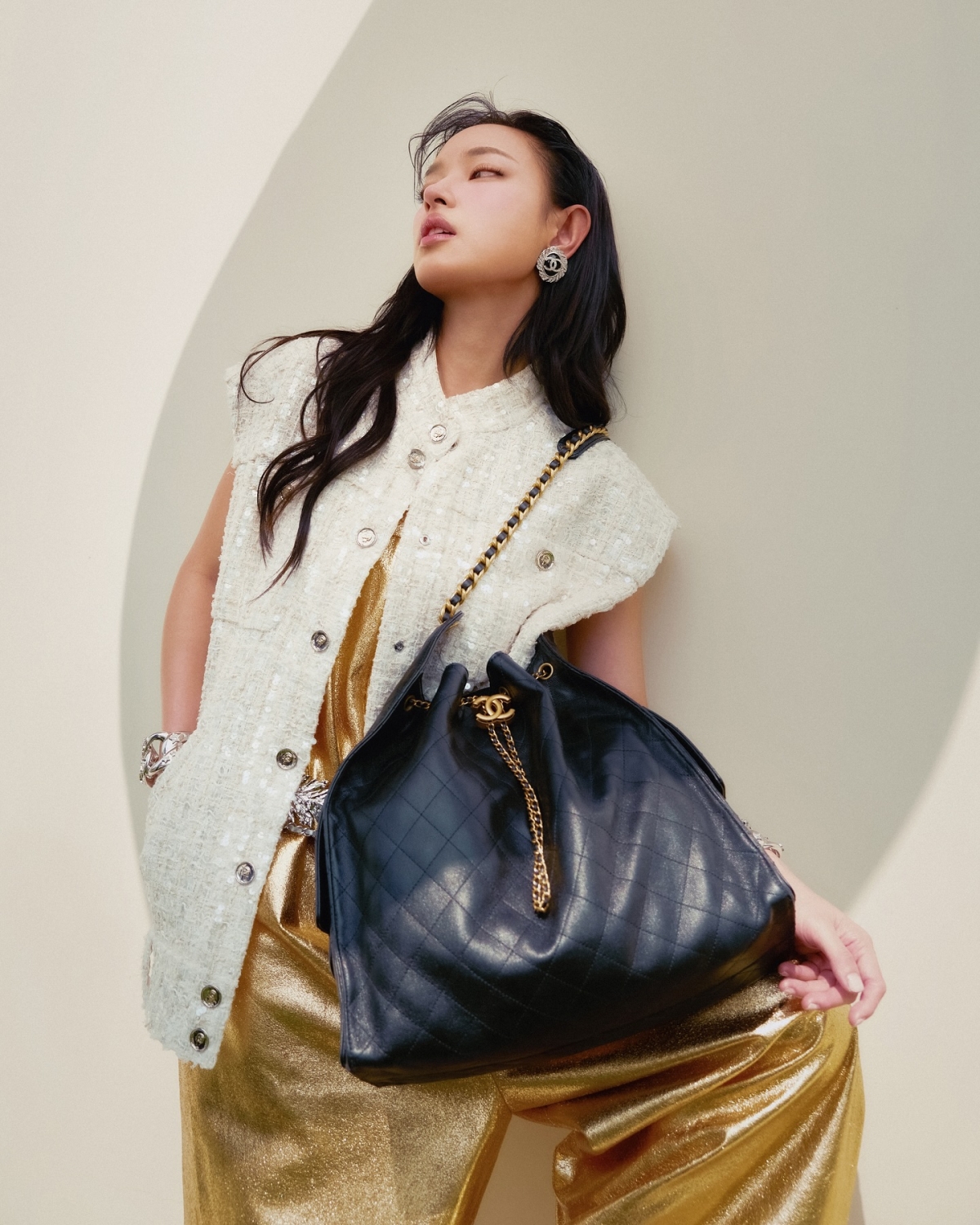 Cô xách hai phiên bản đen - trắng và kết hợp cùng những trang phục sang trọng của thương hiệu.