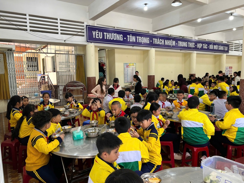 Vụ tố cáo nhập thực phẩm bẩn vào trường tiểu học: Hiệu trưởng khẳng định đã xử lý kịp thời - 1