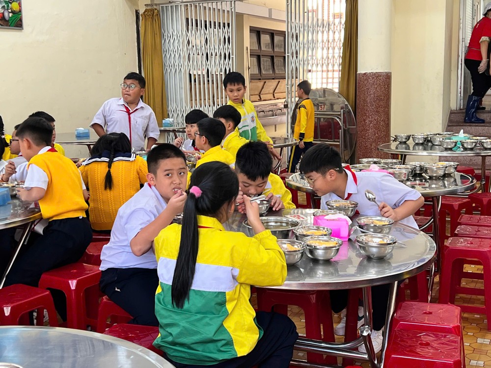 Vụ tố cáo nhập thực phẩm bẩn vào trường tiểu học: Hiệu trưởng khẳng định đã xử lý kịp thời - 2