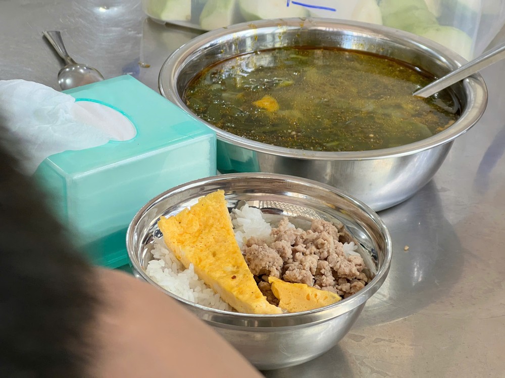 Một bữa ăn của các em học sinh Trường Tiểu học Trưng Vương. Ảnh: PHƯƠNG NAM