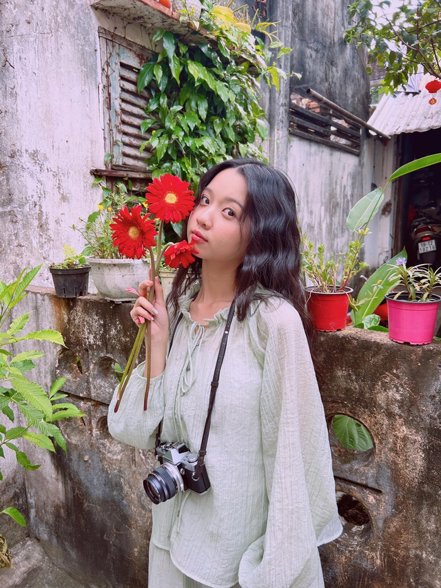Khác với các mỹ nhân gen Z khác, Lâm Thanh Mỹ lựa chọn cho mình phong cách thời trang gần gũi, giản dị với khán giả. Cô thường xuyên lựa chọn trang phục rộng với chất liệu linen dễ diện và phối đồ.