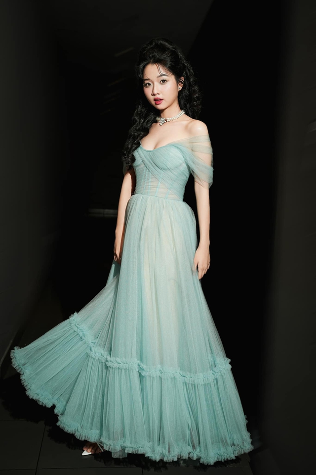 Nếu style đời thường, Lâm Thanh Mỹ chọn giản dị thì khi dự tiệc, cô cũng không hề thua kém các mỹ nhân Việt với đầm dạ hội khoe được vòng một nóng bỏng.