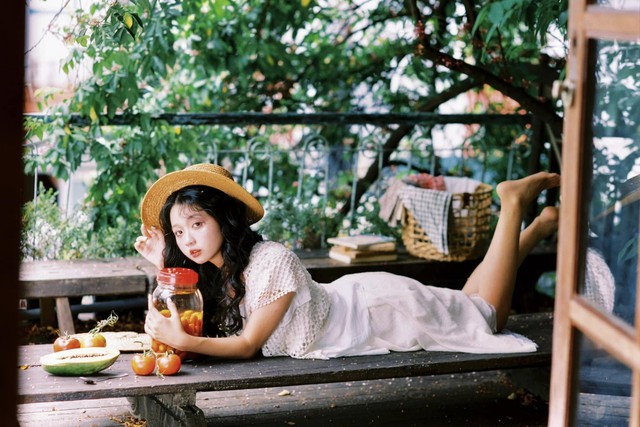 Ở tuổi 20, Lâm Thanh Mỹ sống đúng với lứa tuổi của mình. Cô chọn trang phục năng động và rất trẻ trung.