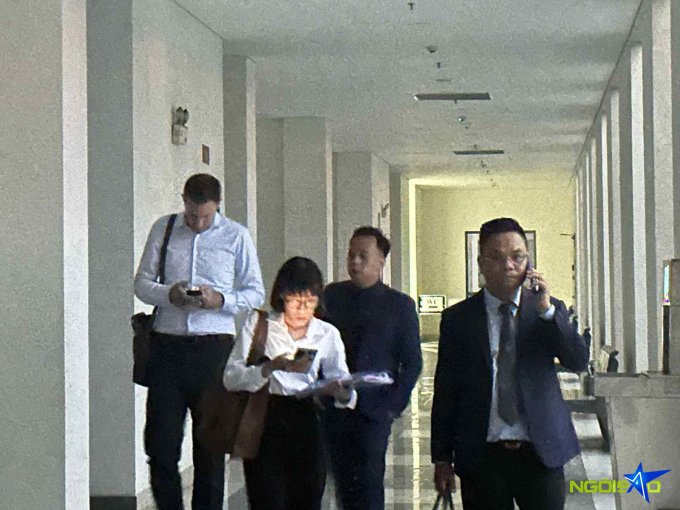 David Duffy (bìa trái) rời đi sau khi phiên tòa kết thúc.