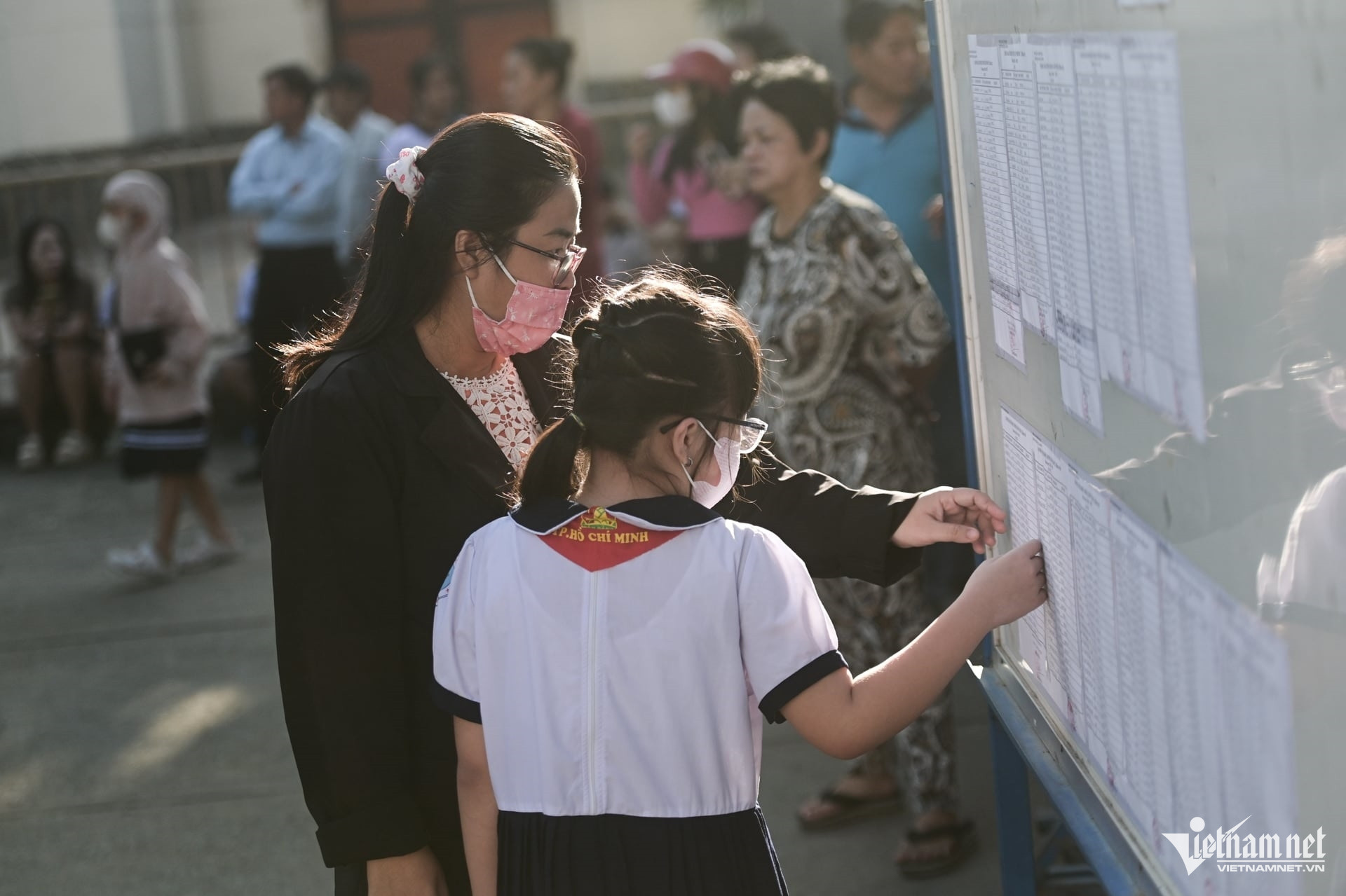 Phụ huynh và học sinh TPHCM. Ảnh: Nguyễn Huế