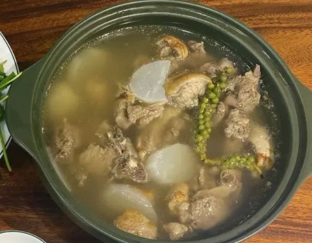 Thịt dê hầm củ cải trắng thích hợp cho người lưng gối yếu mỏi.